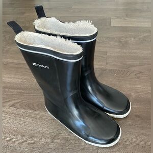 Tretorn black faux fur lined rain boots | Size 40